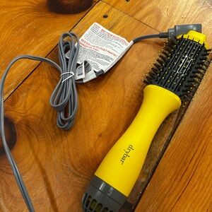 Blow out round brush by Dry Bar